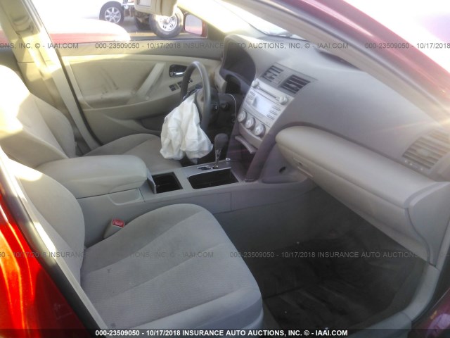 4T1BF3EK8BU743645 - 2011 TOYOTA CAMRY SE/LE/XLE 红色 照片 5
