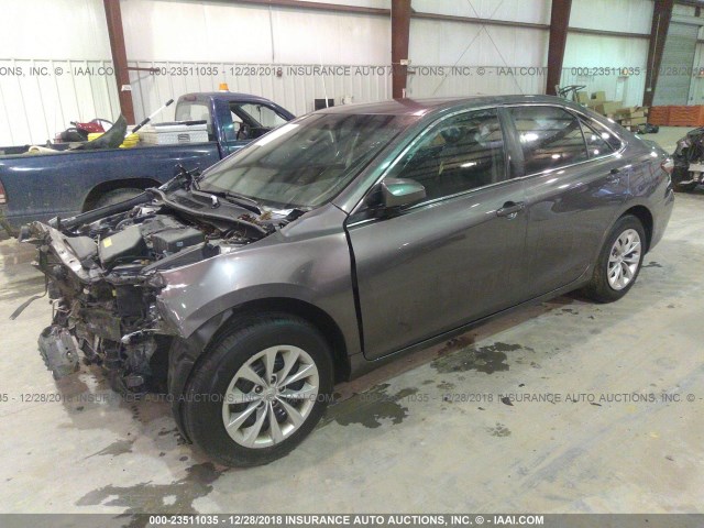 4T1BF1FK1FU903664 - 2015 TOYOTA CAMRY LE/XLE/SE/XSE GRAY photo 2