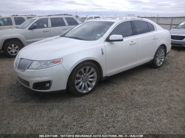 1LNHL9DR1AG605334 - 2010 LINCOLN MKS WHITE photo 2