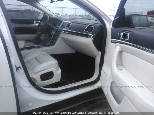 1LNHL9DR1AG605334 - 2010 LINCOLN MKS WHITE photo 5