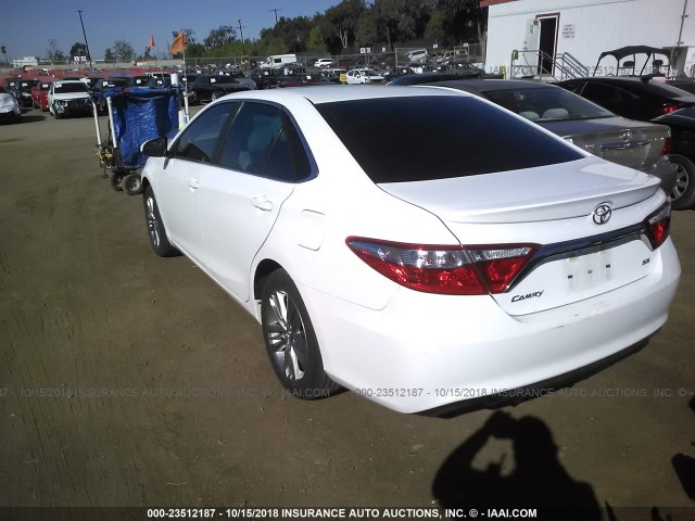 4T1BF1FK4GU225042 - 2016 TOYOTA CAMRY LE/XLE/SE/XSE WHITE photo 3