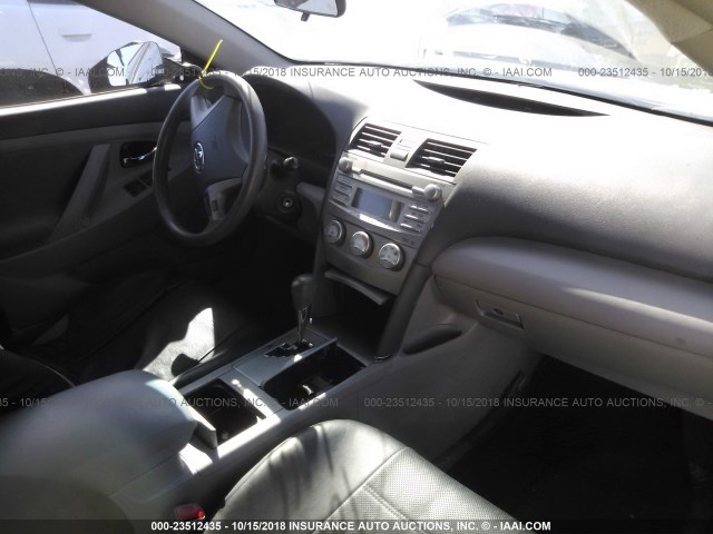 4T4BF3EK4BR121484 - 2011 TOYOTA CAMRY SE/LE/XLE 灰色 照片 5