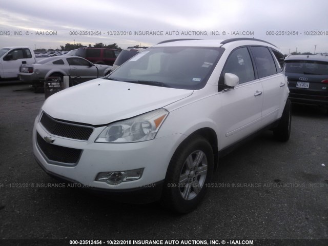 1GNKRGEDXCJ133664 - 2012 CHEVROLET TRAVERSE LT WHITE photo 2