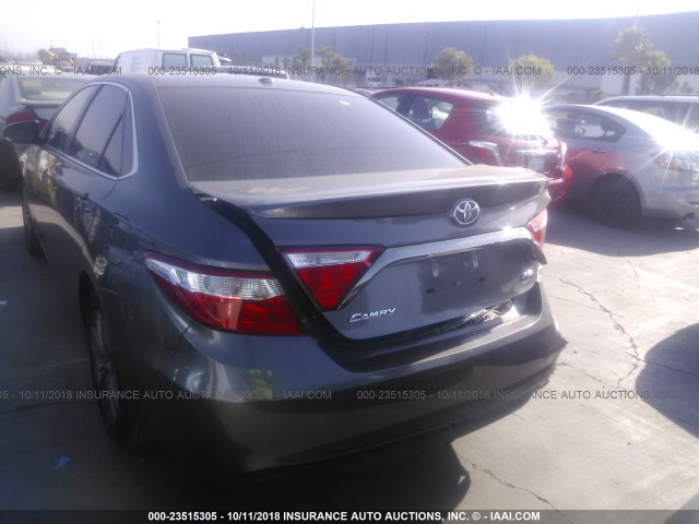 4T1BF1FK8FU938380 - 2015 TOYOTA CAMRY LE/XLE/SE/XSE GRAY photo 3