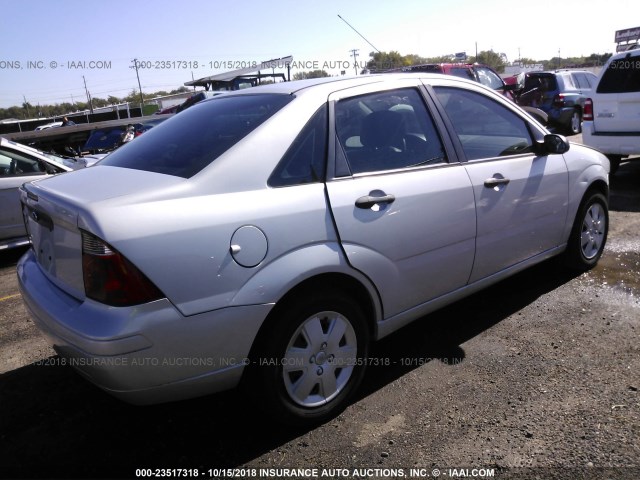 1FAFP34N37W246244 - 2007 FORD FOCUS ZX4/S/SE/SES SILVER photo 4