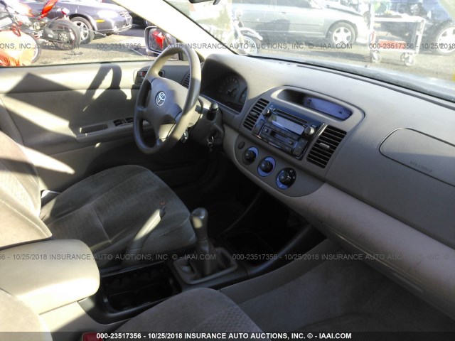 JTDBE32K740264588 - 2004 TOYOTA CAMRY LE/XLE GOLD photo 5