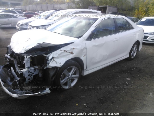 4T1BF1FK3CU579449 - 2012 TOYOTA CAMRY SE/LE/XLE WHITE photo 2