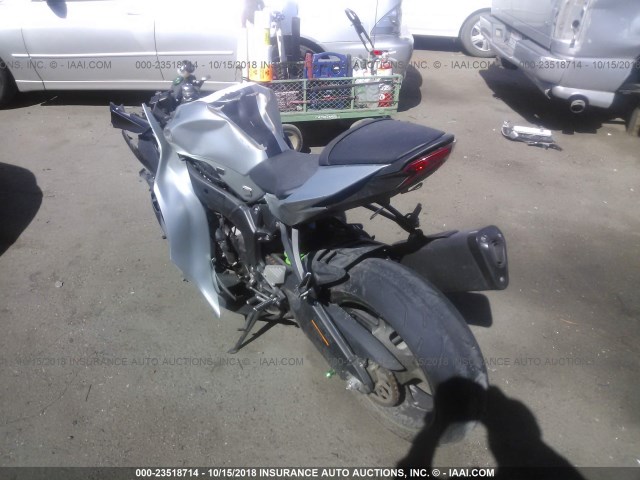 JKBZXJE18JA027345 - 2018 KAWASAKI ZX636 E SILVER photo 3