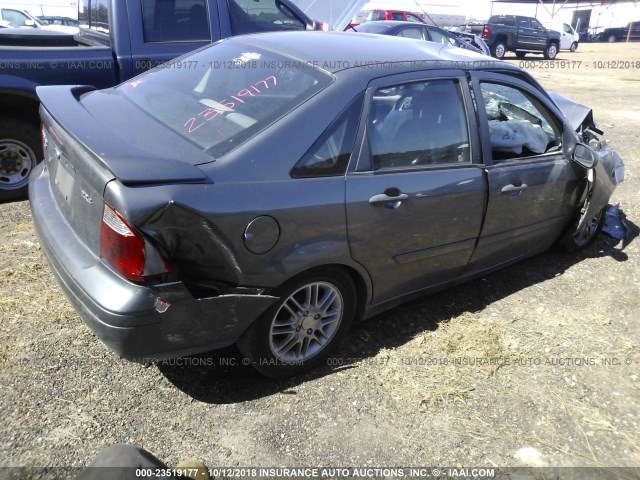 1FAFP34N46W189373 - 2006 FORD FOCUS ZX4 GRAY photo 4