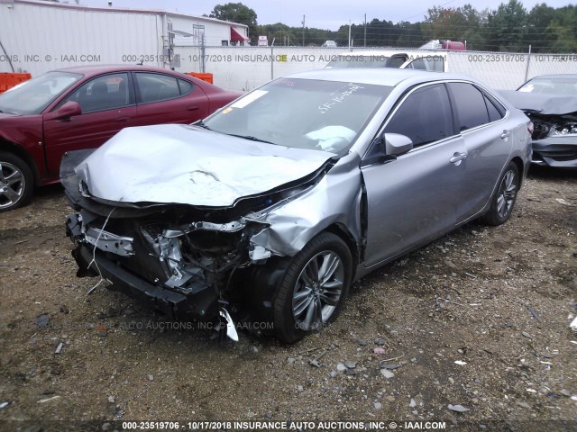 4T1BF1FK3FU918232 - 2015 TOYOTA CAMRY LE/XLE/SE/XSE SILVER photo 2