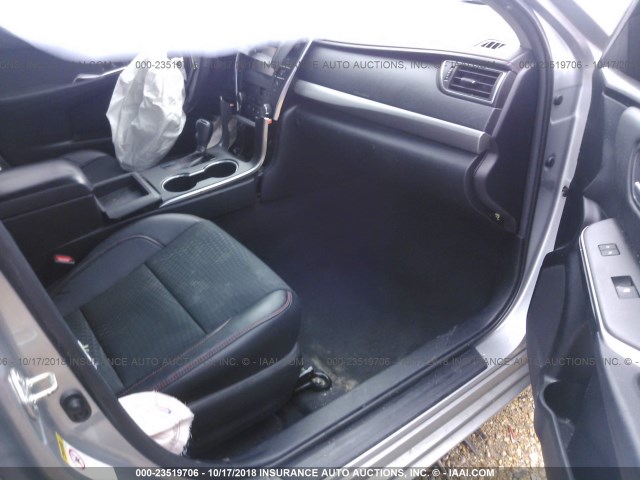 4T1BF1FK3FU918232 - 2015 TOYOTA CAMRY LE/XLE/SE/XSE SILVER photo 5