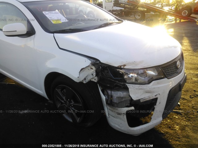 KNAFU6A22C5546627 - 2012 KIA FORTE EX WHITE photo 6