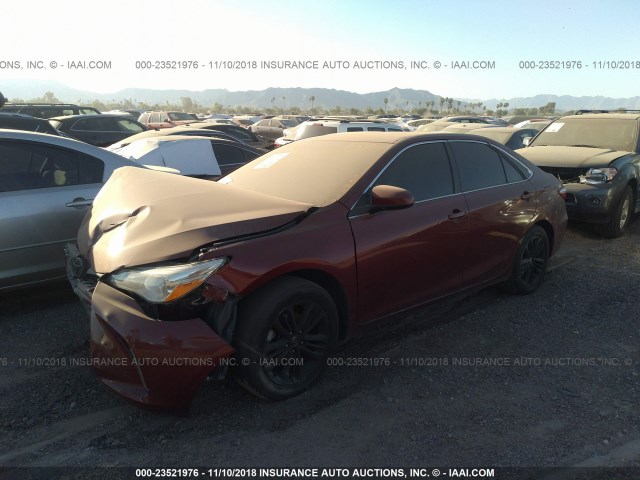 4T1BF1FK2FU885921 - 2015 TOYOTA CAMRY LE/XLE/SE/XSE RED photo 2