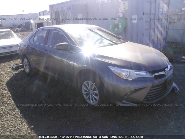 4T1BF1FK5HU372617 - 2017 TOYOTA CAMRY LE/XLE/SE/XSE 灰色 照片 1