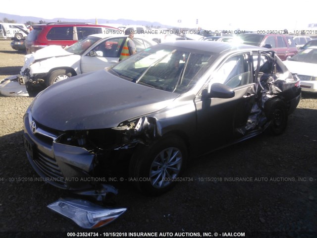 4T1BF1FK5HU372617 - 2017 TOYOTA CAMRY LE/XLE/SE/XSE 灰色 照片 2
