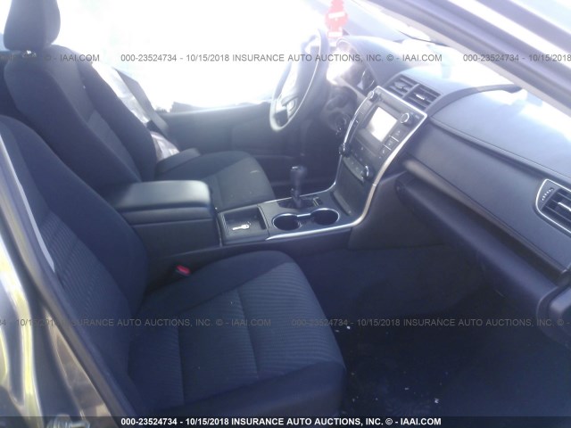 4T1BF1FK5HU372617 - 2017 TOYOTA CAMRY LE/XLE/SE/XSE 灰色 照片 5