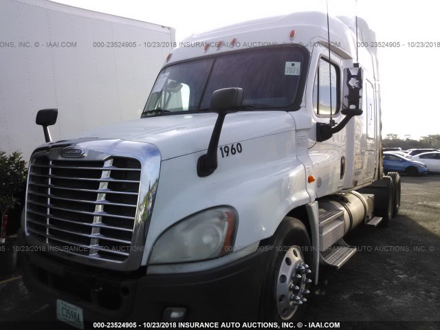 1FUJGLDR09LAD0810 - 2009 FREIGHTLINER CASCADIA 125  WHITE photo 2