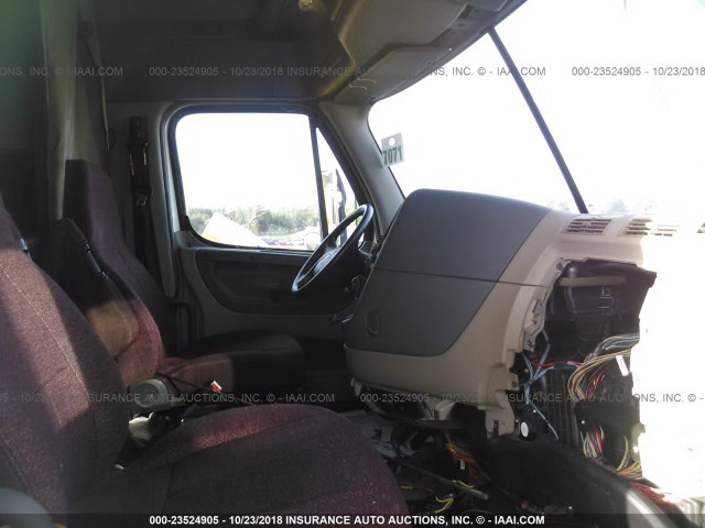 1FUJGLDR09LAD0810 - 2009 FREIGHTLINER CASCADIA 125  WHITE photo 5