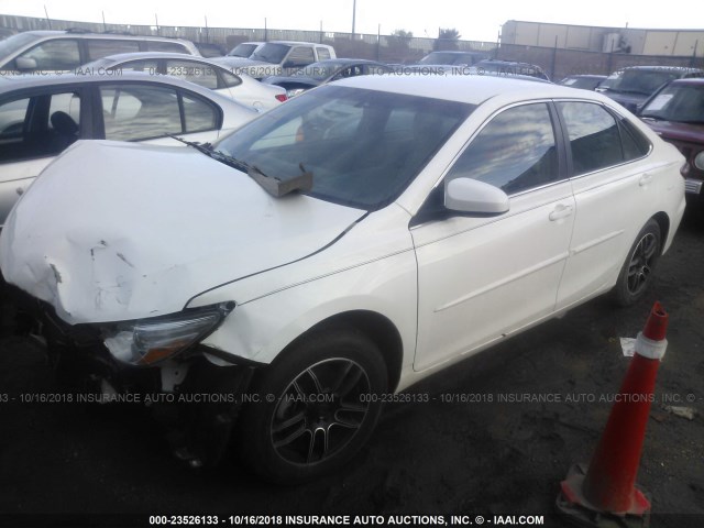 4T4BF1FKXFR452112 - 2015 TOYOTA CAMRY LE/XLE/SE/XSE WHITE photo 2