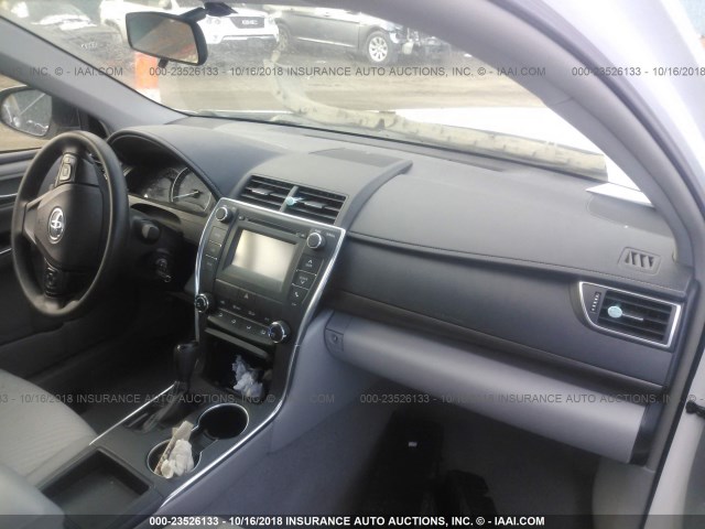 4T4BF1FKXFR452112 - 2015 TOYOTA CAMRY LE/XLE/SE/XSE WHITE photo 5