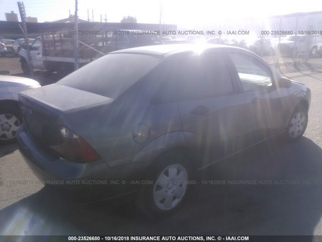 1FAHP34N07W297743 - 2007 FORD FOCUS ZX4/S/SE/SES GRAY photo 4