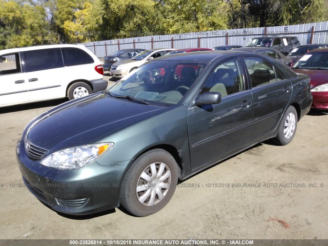 4T1BE32K35U403881 - 2005 TOYOTA CAMRY LE/XLE/SE GREEN photo 2