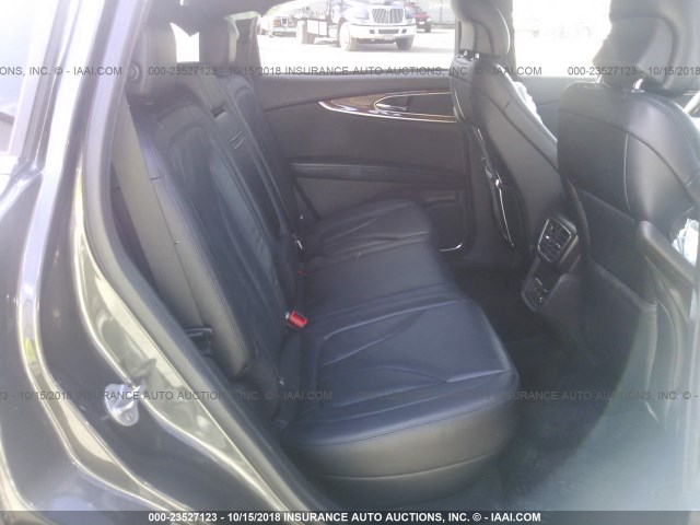 2LMPJ6LR2JBL17982 - 2018 LINCOLN MKX RESERVE Մոխրագույն լուսանկար 8