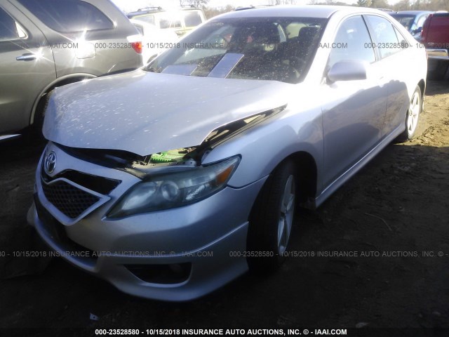 4T1BF3EK9AU069875 - 2010 TOYOTA CAMRY SE/LE/XLE SILVER photo 2