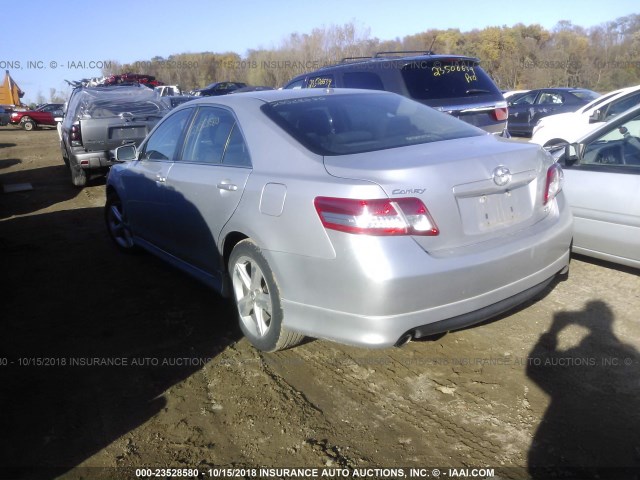 4T1BF3EK9AU069875 - 2010 TOYOTA CAMRY SE/LE/XLE SILVER photo 3