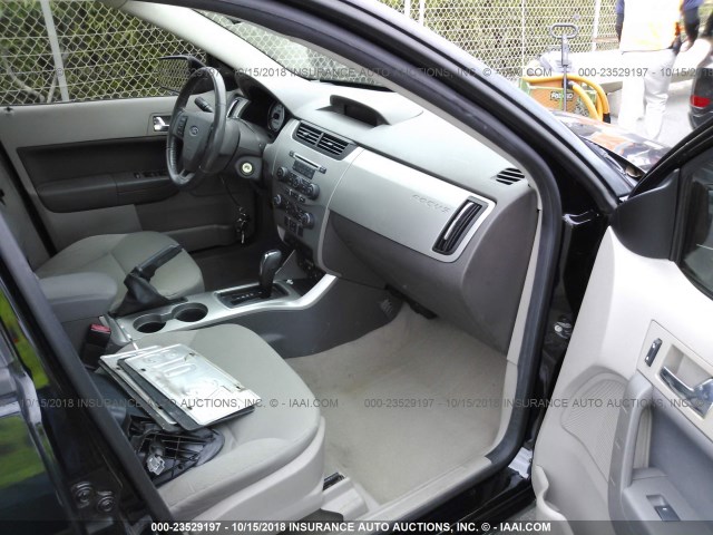 1FAHP36NX9W232446 - 2009 FORD FOCUS SES BLACK photo 5