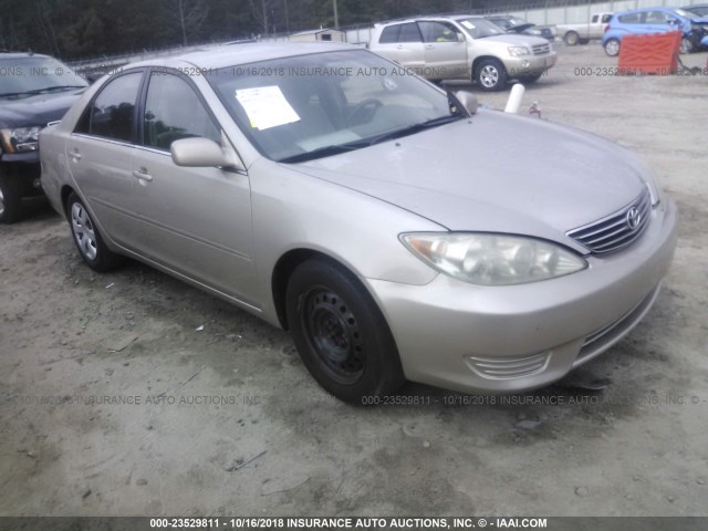 4T1BE32K45U020418 - 2005 TOYOTA CAMRY LE/XLE/SE GOLD photo 1