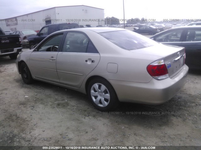 4T1BE32K45U020418 - 2005 TOYOTA CAMRY LE/XLE/SE GOLD photo 3