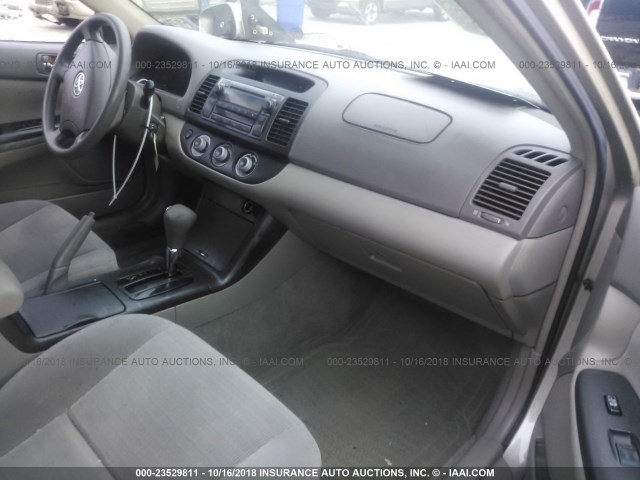 4T1BE32K45U020418 - 2005 TOYOTA CAMRY LE/XLE/SE GOLD photo 5