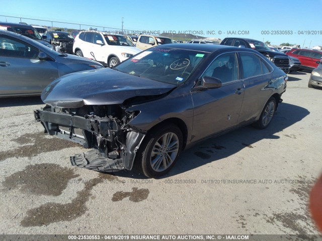 4T1BF1FK4FU967908 - 2015 TOYOTA CAMRY LE/XLE/SE/XSE GRAY photo 2