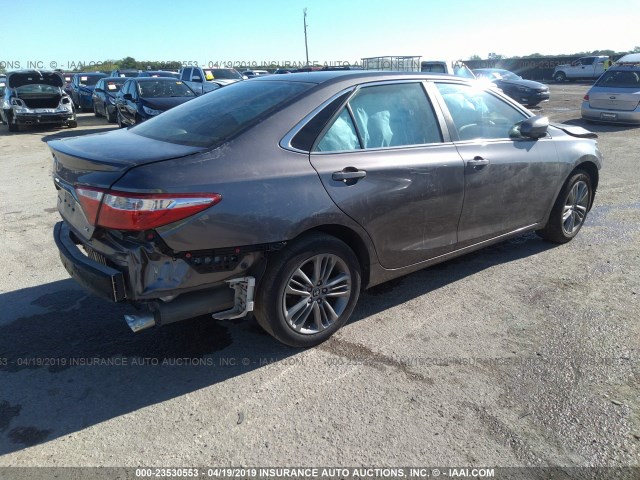 4T1BF1FK4FU967908 - 2015 TOYOTA CAMRY LE/XLE/SE/XSE GRAY photo 4