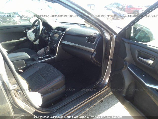 4T1BF1FK4FU967908 - 2015 TOYOTA CAMRY LE/XLE/SE/XSE GRAY photo 5
