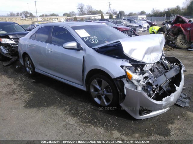 4T1BF1FK8EU854462 - 2014 TOYOTA CAMRY L/SE/LE/XLE Gümüş foto 1