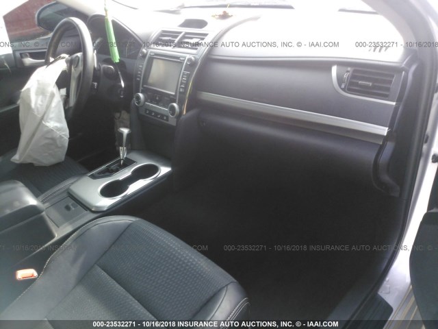 4T1BF1FK8EU854462 - 2014 TOYOTA CAMRY L/SE/LE/XLE Gümüş foto 5