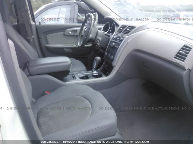 1GNLVFED0AJ248152 - 2010 CHEVROLET TRAVERSE LT WHITE photo 5