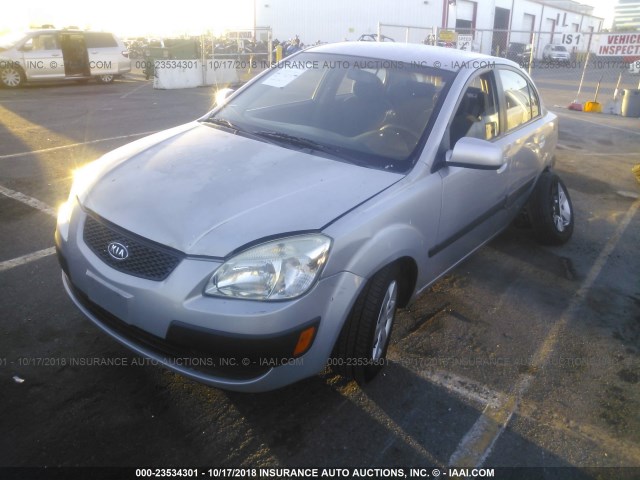 KNADE123066137636 - 2006 KIA RIO SILVER photo 2