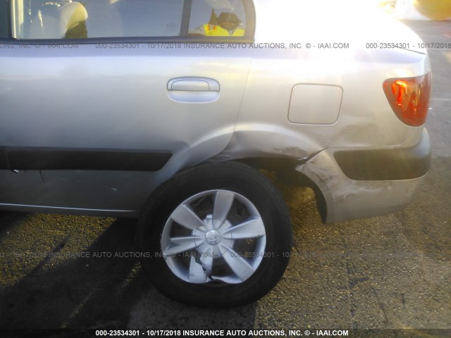 KNADE123066137636 - 2006 KIA RIO SILVER photo 6