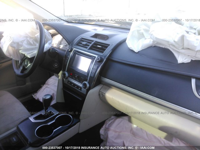 4T1BF1FK3DU715838 - 2013 TOYOTA CAMRY L/SE/LE/XLE შავი ფოტო 5