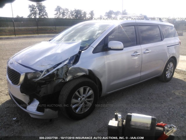 KNDMB5C10G6155894 - 2016 KIA SEDONA LX SILVER photo 2