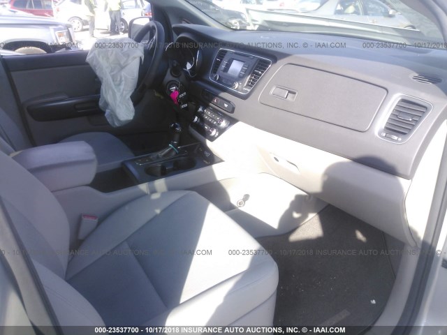 KNDMB5C10G6155894 - 2016 KIA SEDONA LX SILVER photo 5