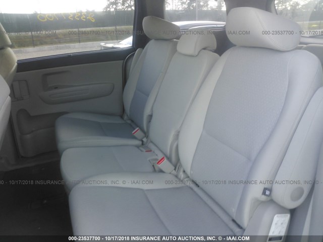 KNDMB5C10G6155894 - 2016 KIA SEDONA LX SILVER photo 8