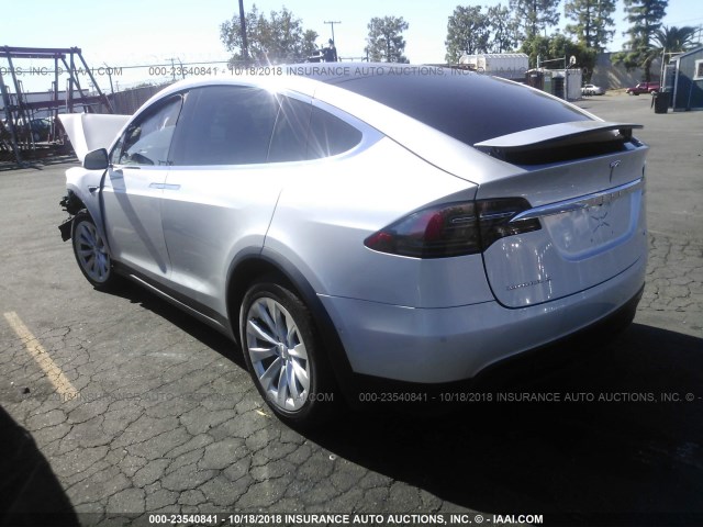 5YJXCAE29JF110215 - 2018 TESLA MODEL X SILVER photo 3