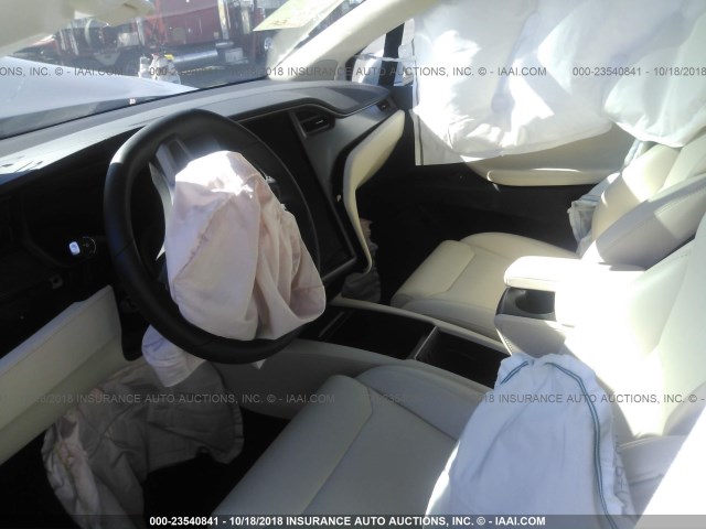 5YJXCAE29JF110215 - 2018 TESLA MODEL X SILVER photo 5