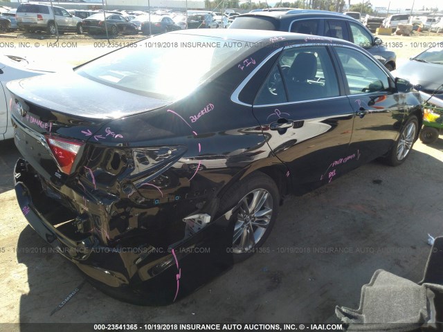 4T1BF1FK1HU394341 - 2017 TOYOTA CAMRY LE/XLE/SE/XSE BLACK photo 4