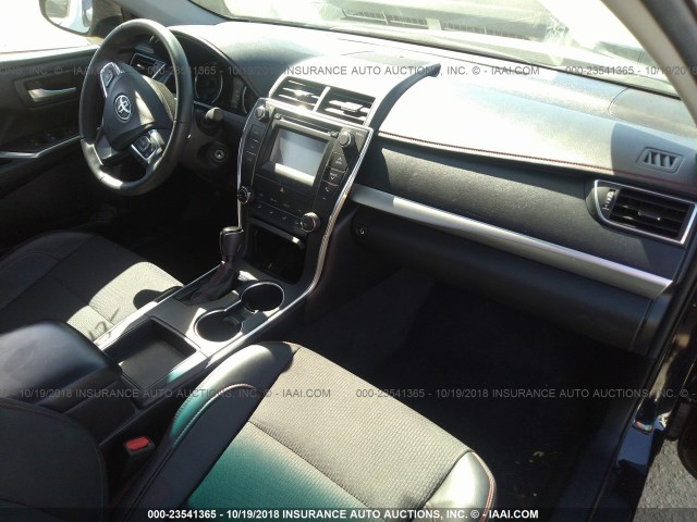4T1BF1FK1HU394341 - 2017 TOYOTA CAMRY LE/XLE/SE/XSE BLACK photo 5