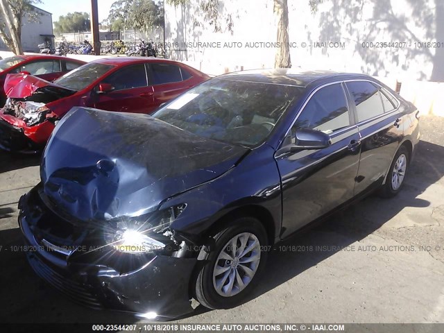 4T1BF1FKXHU761785 - 2017 TOYOTA CAMRY LE/XLE/SE/XSE BLUE photo 2